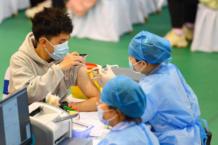 学生在接种新冠疫苗 新华社记者 陈泽国 摄建议使用同一疫苗产品完成