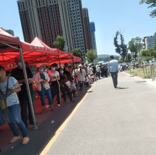 渭南城区网友 高温天排长队接种疫苗还遇上这事,太难了