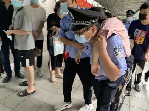 女子排队打疫苗时晕倒,辅警一把背起冲向医院